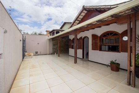 Casa à venda com 360m², 3 quartos e 2 vagasVaranda
