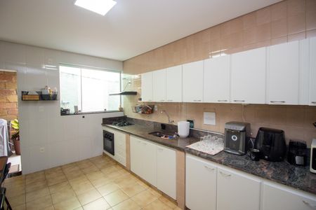 Casa à venda com 360m², 3 quartos e 2 vagasCozinha e Área de Serviço