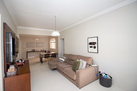 Casa à venda com 360m², 3 quartos e 2 vagasSala de TV