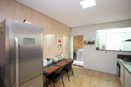 Casa à venda com 360m², 3 quartos e 2 vagasCozinha e Área de Serviço