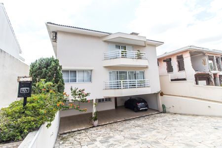 Casa de condomínio à venda com 560m², 5 quartos e 4 vagas Casa de condomínio à venda com 560m², 5 quartos e 4 vagasVista da Rua