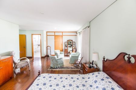 Casa de condomínio à venda com 560m², 5 quartos e 4 vagas Casa de condomínio à venda com 560m², 5 quartos e 4 vagasSuíte master