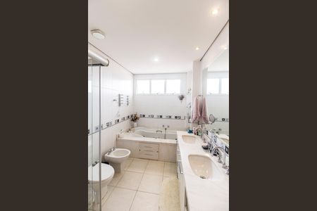Casa de condomínio à venda com 560m², 5 quartos e 4 vagas Casa de condomínio à venda com 560m², 5 quartos e 4 vagasCloset da suíte