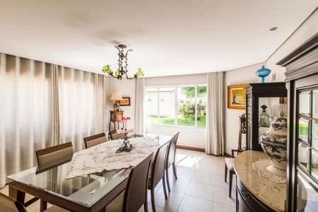 Casa de condomínio à venda com 560m², 5 quartos e 4 vagas Casa de condomínio à venda com 560m², 5 quartos e 4 vagasSala
