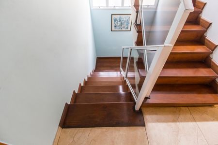 Casa de condomínio à venda com 560m², 5 quartos e 4 vagas Casa de condomínio à venda com 560m², 5 quartos e 4 vagasEscada