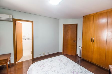 Casa de condomínio à venda com 560m², 5 quartos e 4 vagas Casa de condomínio à venda com 560m², 5 quartos e 4 vagasSuíte 2