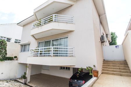 Casa de condomínio à venda com 560m², 5 quartos e 4 vagas Casa de condomínio à venda com 560m², 5 quartos e 4 vagasVista da Rua