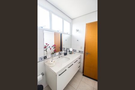Casa de condomínio à venda com 560m², 5 quartos e 4 vagas Casa de condomínio à venda com 560m², 5 quartos e 4 vagasBanheiro da Suíte