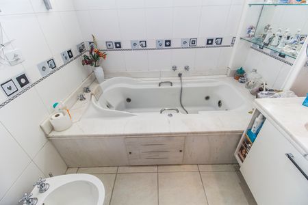Casa de condomínio à venda com 560m², 5 quartos e 4 vagas Casa de condomínio à venda com 560m², 5 quartos e 4 vagasBanheiro da Suíte