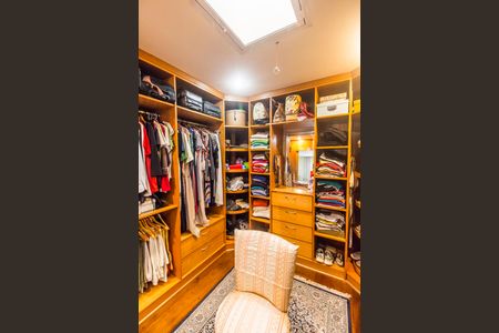 Casa de condomínio à venda com 560m², 5 quartos e 4 vagas Casa de condomínio à venda com 560m², 5 quartos e 4 vagasCloset da suíte