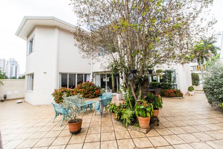 Casa de condomínio à venda com 560m², 5 quartos e 4 vagas Casa de condomínio à venda com 560m², 5 quartos e 4 vagasQuintal