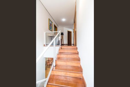 Casa de condomínio à venda com 560m², 5 quartos e 4 vagas Casa de condomínio à venda com 560m², 5 quartos e 4 vagasEscada