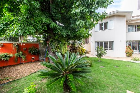Casa de condomínio à venda com 560m², 5 quartos e 4 vagas Casa de condomínio à venda com 560m², 5 quartos e 4 vagasQuintal