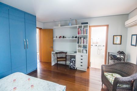 Casa de condomínio à venda com 560m², 5 quartos e 4 vagas Casa de condomínio à venda com 560m², 5 quartos e 4 vagasSuíte 4