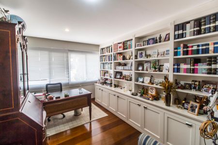 Casa de condomínio à venda com 560m², 5 quartos e 4 vagas Casa de condomínio à venda com 560m², 5 quartos e 4 vagasEscritório