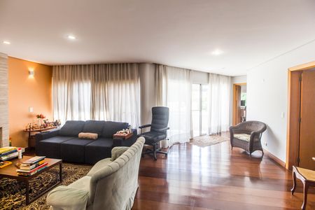 Casa de condomínio à venda com 560m², 5 quartos e 4 vagas Casa de condomínio à venda com 560m², 5 quartos e 4 vagasSala