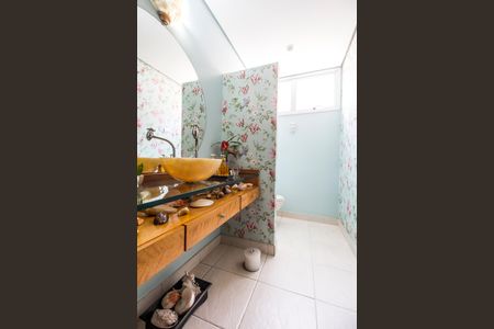 Casa de condomínio à venda com 560m², 5 quartos e 4 vagas Casa de condomínio à venda com 560m², 5 quartos e 4 vagasLavabo