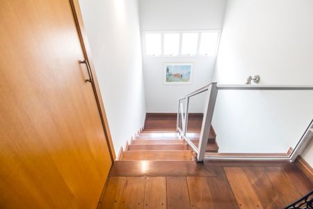 Casa de condomínio à venda com 560m², 5 quartos e 4 vagas Casa de condomínio à venda com 560m², 5 quartos e 4 vagasEscada