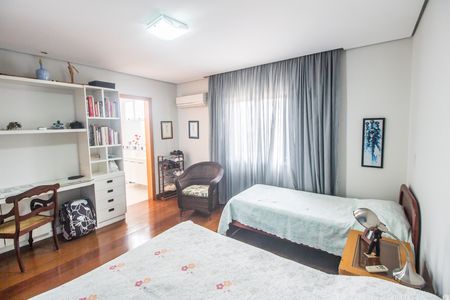 Casa de condomínio à venda com 560m², 5 quartos e 4 vagas Casa de condomínio à venda com 560m², 5 quartos e 4 vagasSuíte 4