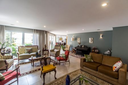 Casa de condomínio à venda com 560m², 5 quartos e 4 vagas Casa de condomínio à venda com 560m², 5 quartos e 4 vagasSala
