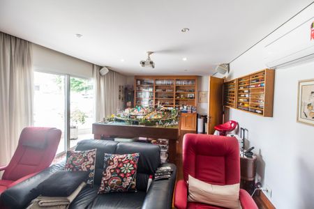 Casa de condomínio à venda com 560m², 5 quartos e 4 vagas Casa de condomínio à venda com 560m², 5 quartos e 4 vagasSala