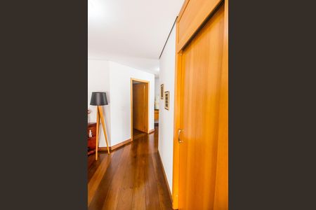 Casa de condomínio à venda com 560m², 5 quartos e 4 vagas Casa de condomínio à venda com 560m², 5 quartos e 4 vagasCorredor