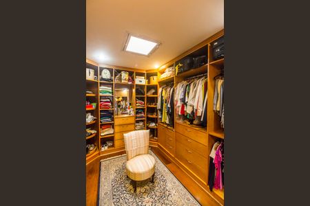 Casa de condomínio à venda com 560m², 5 quartos e 4 vagas Casa de condomínio à venda com 560m², 5 quartos e 4 vagasCloset da suíte