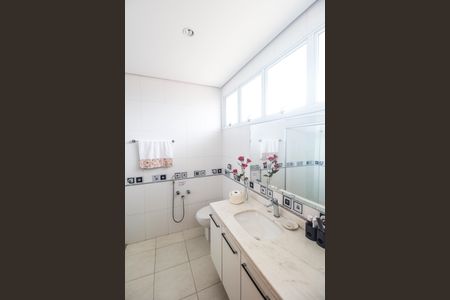 Casa de condomínio à venda com 560m², 5 quartos e 4 vagas Casa de condomínio à venda com 560m², 5 quartos e 4 vagasBanheiro da Suíte