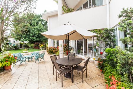 Casa de condomínio à venda com 560m², 5 quartos e 4 vagas Casa de condomínio à venda com 560m², 5 quartos e 4 vagasQuintal