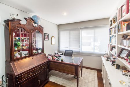 Casa de condomínio à venda com 560m², 5 quartos e 4 vagas Casa de condomínio à venda com 560m², 5 quartos e 4 vagasEscritório