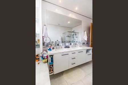 Casa de condomínio à venda com 560m², 5 quartos e 4 vagas Casa de condomínio à venda com 560m², 5 quartos e 4 vagasBanheiro da Suíte