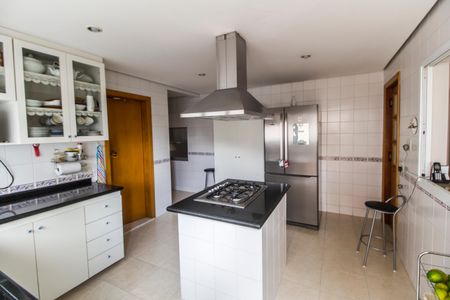 Casa de condomínio à venda com 560m², 5 quartos e 4 vagas Casa de condomínio à venda com 560m², 5 quartos e 4 vagasCozinha