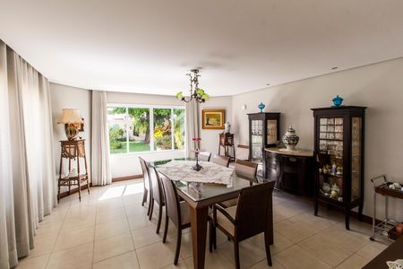 Casa de condomínio à venda com 560m², 5 quartos e 4 vagas Casa de condomínio à venda com 560m², 5 quartos e 4 vagasSala