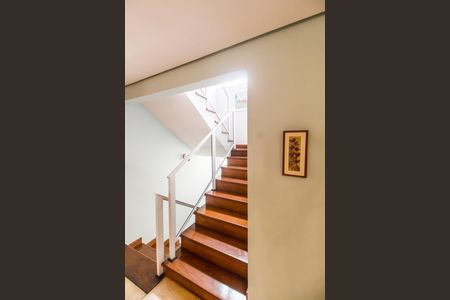 Casa de condomínio à venda com 560m², 5 quartos e 4 vagas Casa de condomínio à venda com 560m², 5 quartos e 4 vagasEscada