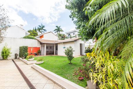 Casa de condomínio à venda com 560m², 5 quartos e 4 vagas Casa de condomínio à venda com 560m², 5 quartos e 4 vagasQuintal