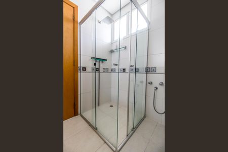 Casa de condomínio à venda com 560m², 5 quartos e 4 vagas Casa de condomínio à venda com 560m², 5 quartos e 4 vagasBanheiro da Suíte
