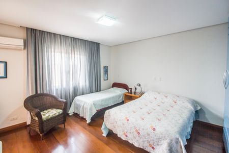 Casa de condomínio à venda com 560m², 5 quartos e 4 vagas Casa de condomínio à venda com 560m², 5 quartos e 4 vagasSuíte 4