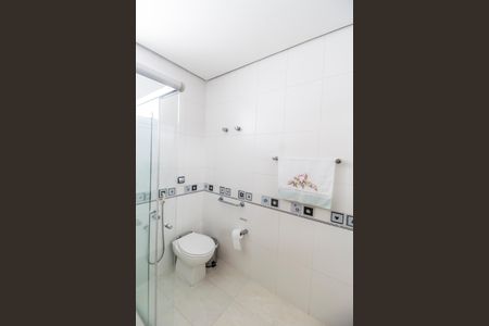 Casa de condomínio à venda com 560m², 5 quartos e 4 vagas Casa de condomínio à venda com 560m², 5 quartos e 4 vagasBanheiro da Suíte