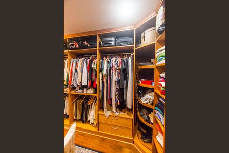 Casa de condomínio à venda com 560m², 5 quartos e 4 vagas Casa de condomínio à venda com 560m², 5 quartos e 4 vagasCloset da suíte