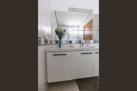 Casa de condomínio à venda com 560m², 5 quartos e 4 vagas Casa de condomínio à venda com 560m², 5 quartos e 4 vagasBanheiro da Suíte