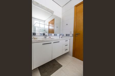 Casa de condomínio à venda com 560m², 5 quartos e 4 vagas Casa de condomínio à venda com 560m², 5 quartos e 4 vagasBanheiro da Suíte