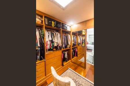 Casa de condomínio à venda com 560m², 5 quartos e 4 vagas Casa de condomínio à venda com 560m², 5 quartos e 4 vagasCloset da suíte