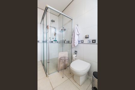 Casa de condomínio à venda com 560m², 5 quartos e 4 vagas Casa de condomínio à venda com 560m², 5 quartos e 4 vagasBanheiro da Suíte