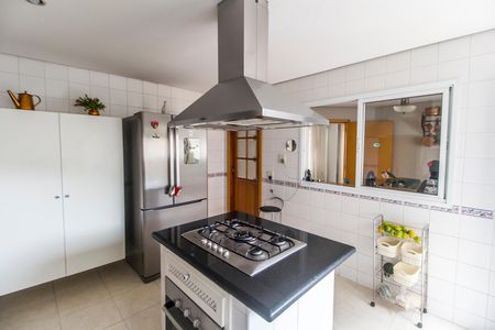 Casa de condomínio à venda com 560m², 5 quartos e 4 vagas Casa de condomínio à venda com 560m², 5 quartos e 4 vagasCozinha