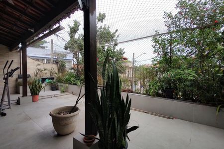 Casa de condomínio para alugar com 367m², 5 quartos e 4 vagasQuintal