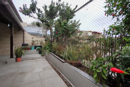 Casa de condomínio para alugar com 367m², 5 quartos e 4 vagasQuintal