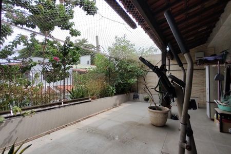 Casa de condomínio para alugar com 367m², 5 quartos e 4 vagasQuintal