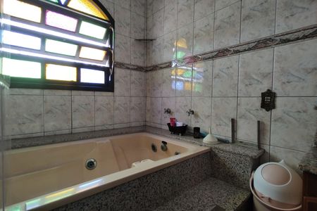 Casa de condomínio para alugar com 367m², 5 quartos e 4 vagasBanheiro da Suíte