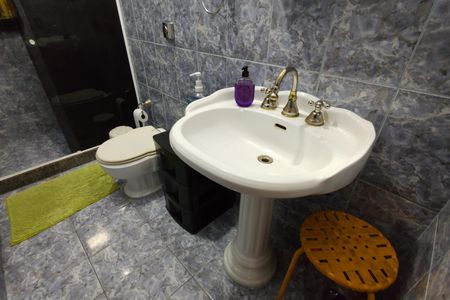 Casa de condomínio para alugar com 367m², 5 quartos e 4 vagasBanheiro social 1