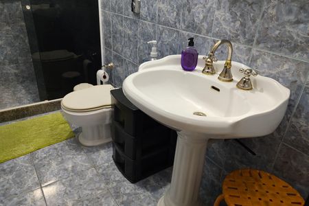 Casa de condomínio para alugar com 367m², 5 quartos e 4 vagasBanheiro social 1